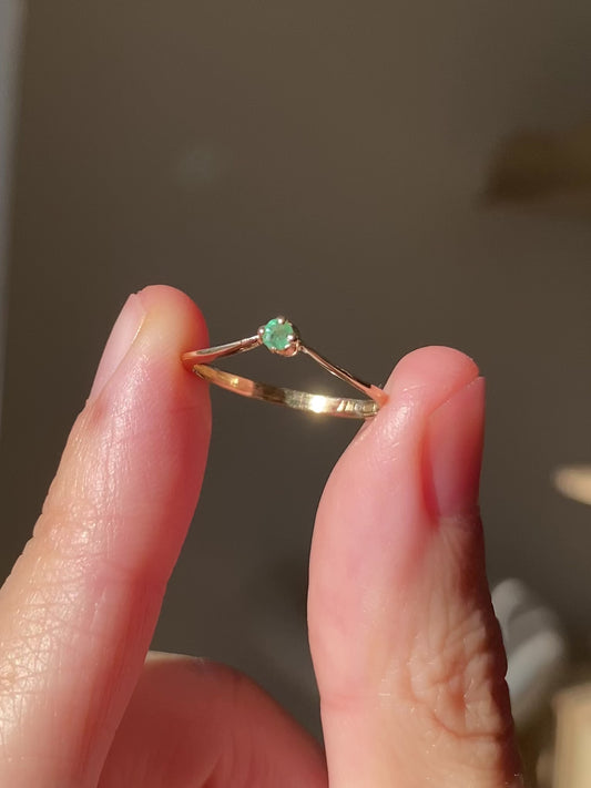 🌟 Preloved 9ct Gold Emerald Wishbone Ring